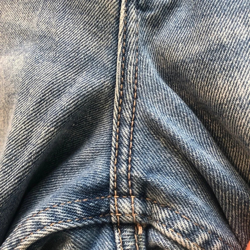 HOLLISTER HIGH RISE DISTRESSED MOM JEANS - Picture 5 of 8